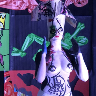 performance de Karine Saporta Dans le cadre de l’exposition  « THIERRY CAUWET RÉTROSPECTIVE » - Body Painting